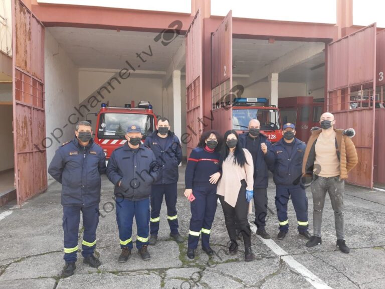 Rrobaqepësja nga Elbasani bën gjestin human, qep 1000 maska për luftëtarët e virusit