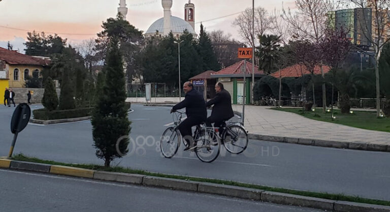 Këngëtari del nga vetëizolimi, xhiro me biçikletë në qytet