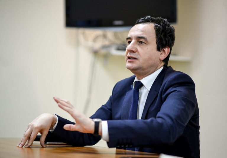 Kurti: Hoti në koordinim me Thaçin po shpërblen vëllezërit e ministrave me grada të ambasadorëve