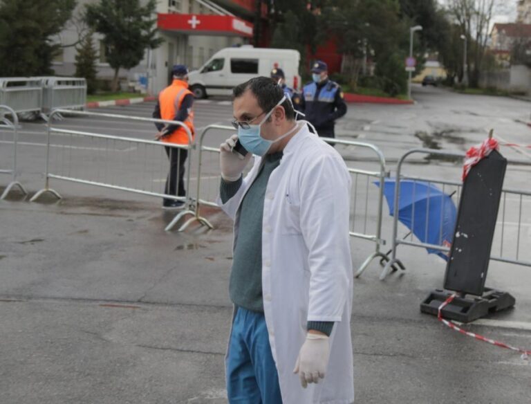 Lushnjari në gjendje të rëndë, ja si u infektua me koronavirus