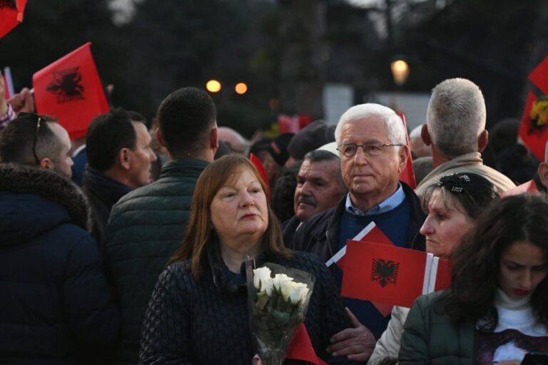 Manifestimi/Neritan Ceka: Entuziazëm si 30 vite më parë