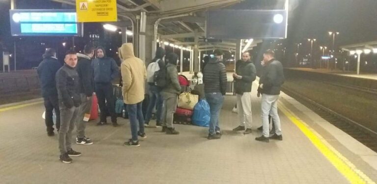30 të rinj shqiptarë kanë mbetur në Poloni në aeroport e stacione trenash, në mëshirë të fatit. Ndihmojini të kthehen në Atdhe!