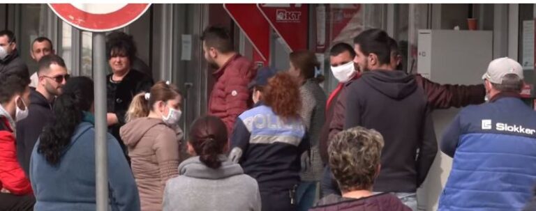 Dyndje përpara bankave, qytetarët në radhë për të hapur llogari për të marrë “pagën e luftës”