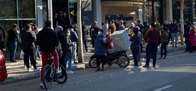 Dyndje para bankave, qytetarët shfrytëzojnë orarin për lëvizjen e lirë (Foto)