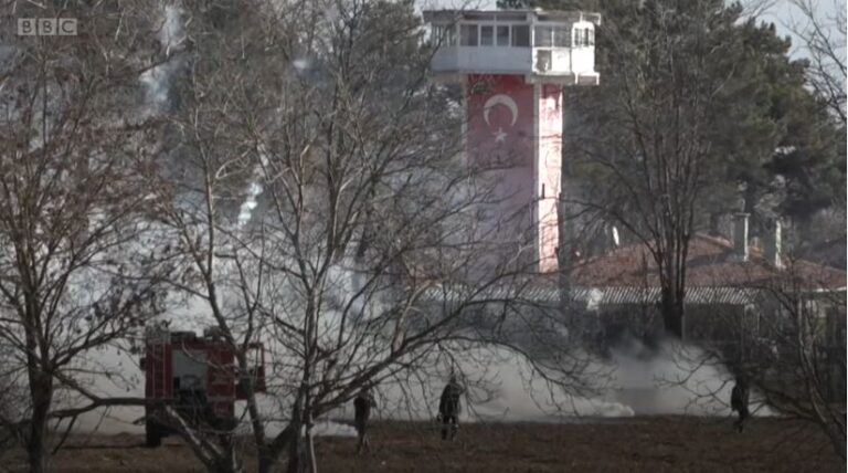 Tensione në kufirin Greqi-Turqi: Policia greke hedh gaz lotsjellës dhe topa uji, emigrantët gjuajnë me gurë