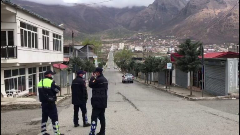 Berati në “shtet rrethim”. Policia gjobit “të fortët” që thyen urdhërin për të mos qarkulluar, bllokohen 64 mjete