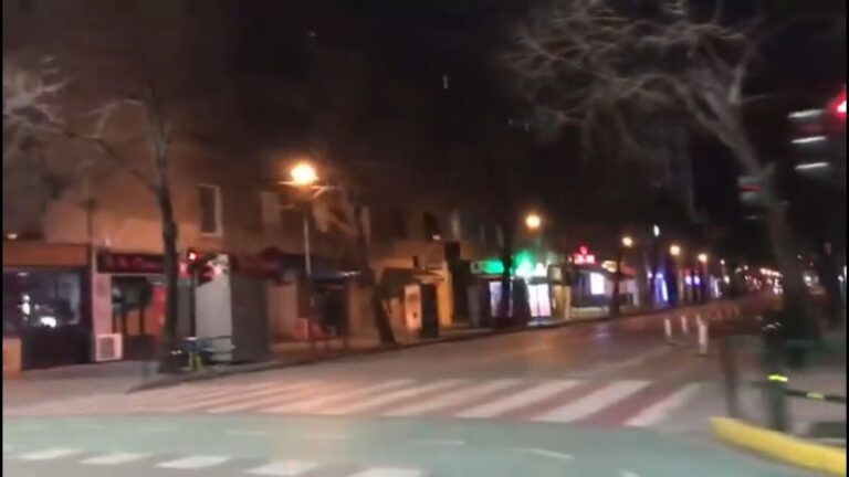 VIDEO/ Nga zhurma e të rinjve në një lagje të braktisur, Bllokun nata e kap si rrallë herë bosh