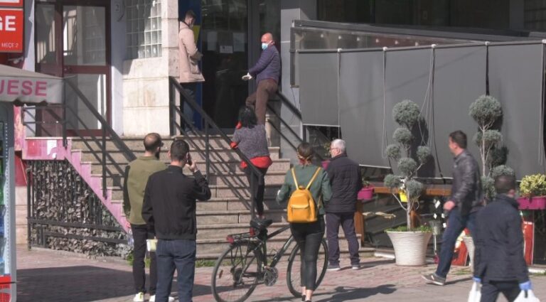 Bankat krijojnë radhë, pagesat e faturave dhe të kësteve sjellin dyndje në sportele