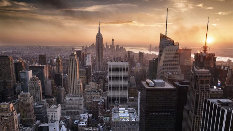 Bota “e mbyllur” nga COVID-19! Rrugë të boshatisura në New York, pamjet surreale me dron