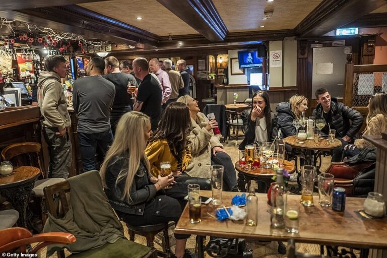 Qeveria mbyll sot baret, restorantet. Britanikët nuk “binden” festë dhe alkool gjithë natën (Foto)