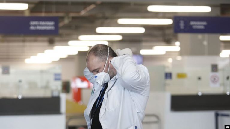 Rriten rastet me koronavirus në Maqedoninë e Veriut, mbyllen shkollat për dy javë