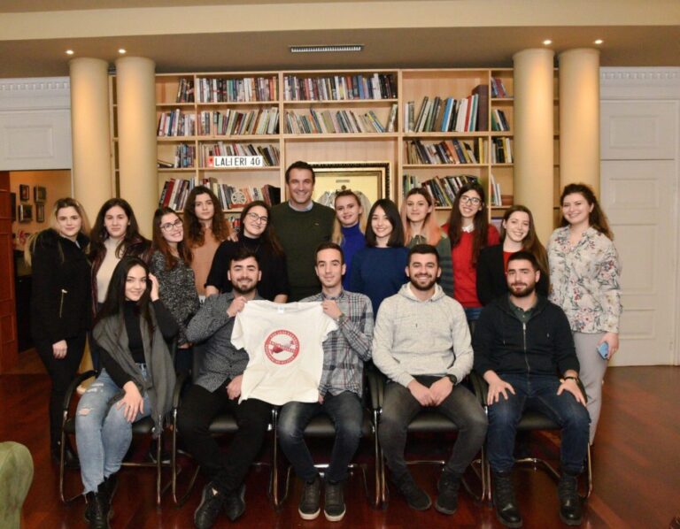 Bashkia fushatë në kopshte me studentët e farmacisë, Veliaj: Higjiena e domosdoshme