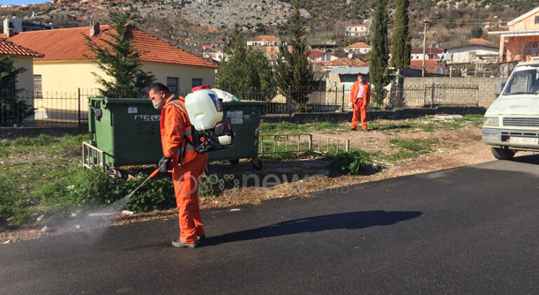 Masat ndaj COVID-19, bashkitë e Pogradecit dhe Lezhës dezinfektojnë ambientet publike