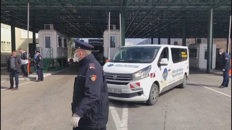”Bombardohet” dogana e Morinës, pushuesit kosovarë nisen drejt bregdetit shqiptar