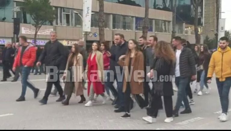 Gazment Bardhi dhe Sahit Dollapi me të rinjtë në Bulevard për manifestimin e Presidentit (Video)