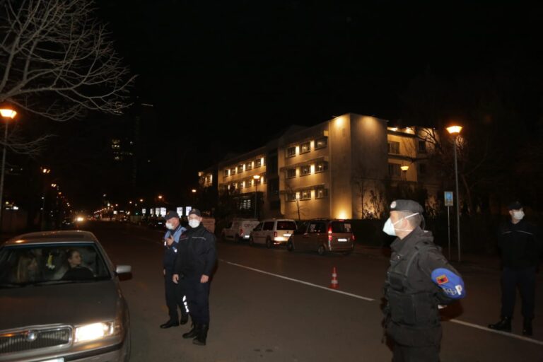 Koronavirusi ngujon durrsakët/ Mbyllen bizneset, shihni pamjet e qytetit të boshatisur (VIDEO)