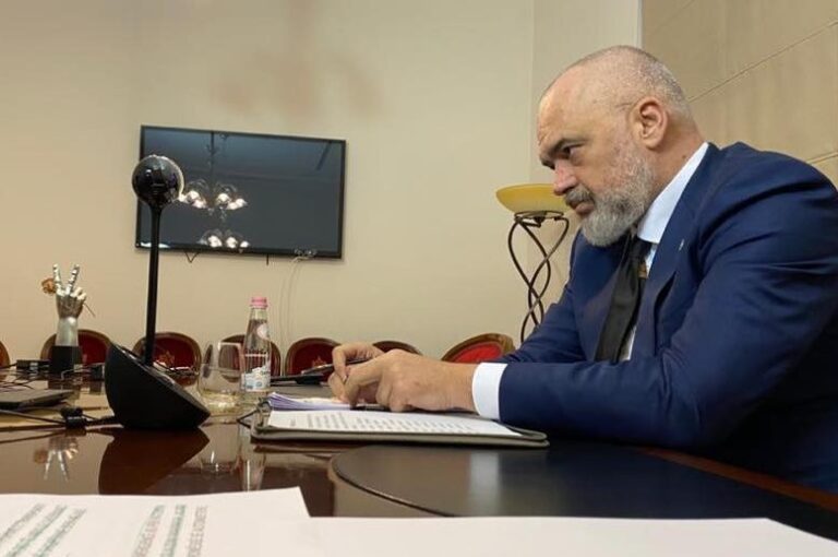 “Alo, Edi Jam”, Qytetarja: Jam shumë mirë, por na jep leje! Rama: Na falni se ka patur problem linja