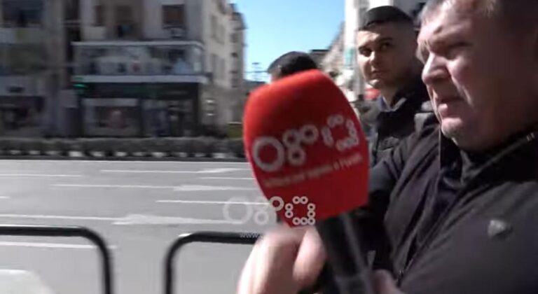 Koronavirus/ Qytetari i hedh mikrofonin fytyrës gazetarit pasi i kërkoi të futej në shtëpi!