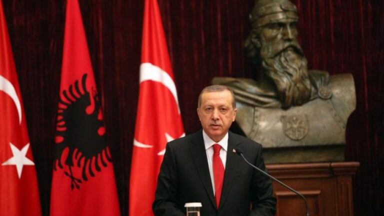 Pas premtimit për spitalin, fierakët i thurin këngë presidentit turk Erdogan (Video)