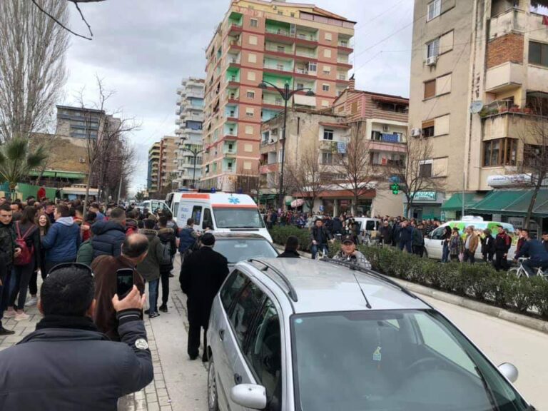Zbulohet shkaku i helmimit të nxënësve në shkollën e Fierit