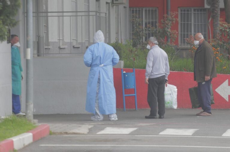 Dy pacientë të tjerë të dyshuar me koronavirus në spitalin Infektiv në Tiranë (FOTO)