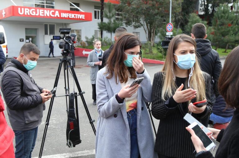 Policia rrethon Infektivin, përzë gazetarët dhe operatorët