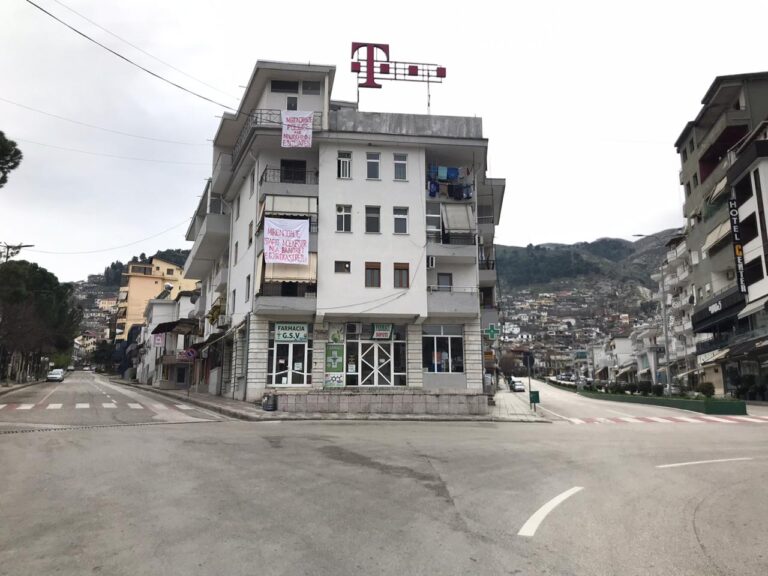 FOTO/ “Zbatoni rregullat, do t’ia dalim”, në rrugët e Gjirokastrës parrulla për t’u mbrojtur nga koronavirusi