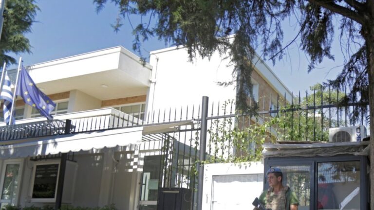 Koronavirusi, ambasada greke anulon pritjen për Festën Kombëtare