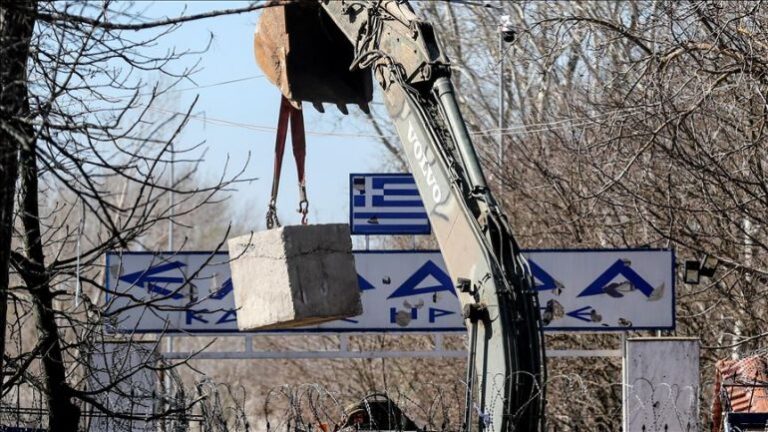 Greqia vendos blloqe betoni në pikën kufitare Kastanies