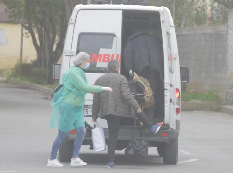 Autoambulancat me urgjencë tek Infektivi, edhe dy raste të tjera me Covid 19