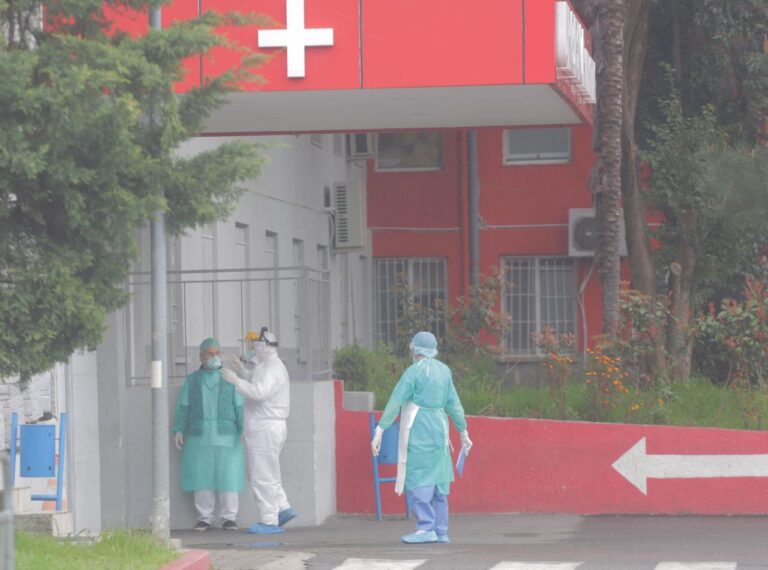 Dy vajzat nga Pogradeci nuk janë infektuar nga COVID-19, testet negative