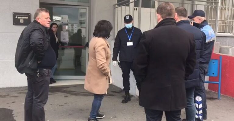 Punonjësi i degës së Thesarit në Fier doli pozitiv, gjithë punonjësit e stafit futen në karantinë