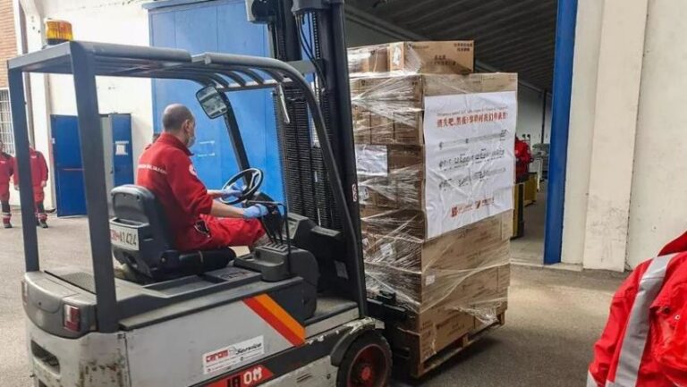 Dhuratë nga miliarderi kinez, Italia merr në dorëzim 1 milion maska e 10 mijë tamponë