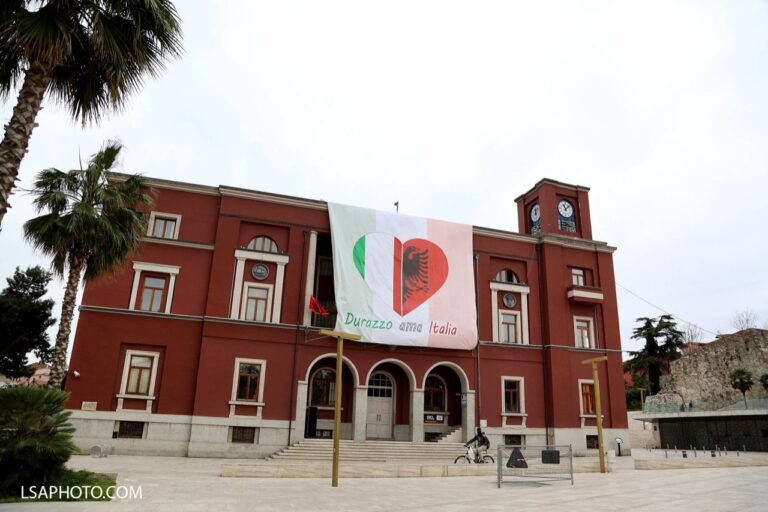 Covid-19, qyteti bregdetar solidarizohet me tragjedinë fqinje: Durrësi e do Italinë (Foto)