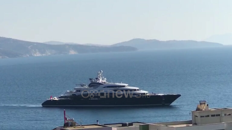 Jahti ankoron në Sarandë, ekuipazhi nuk lejohet të zbresë