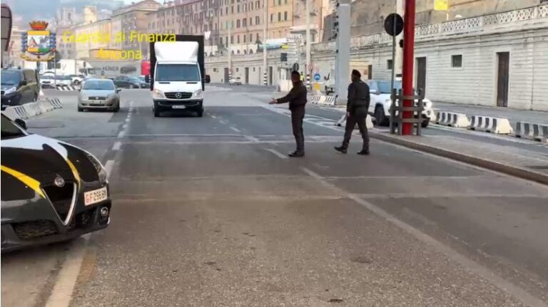 Itali, ndalohet kamioni që transportonte pajisje mjekësore drejt Greqisë kundër vendimit të qeverisë