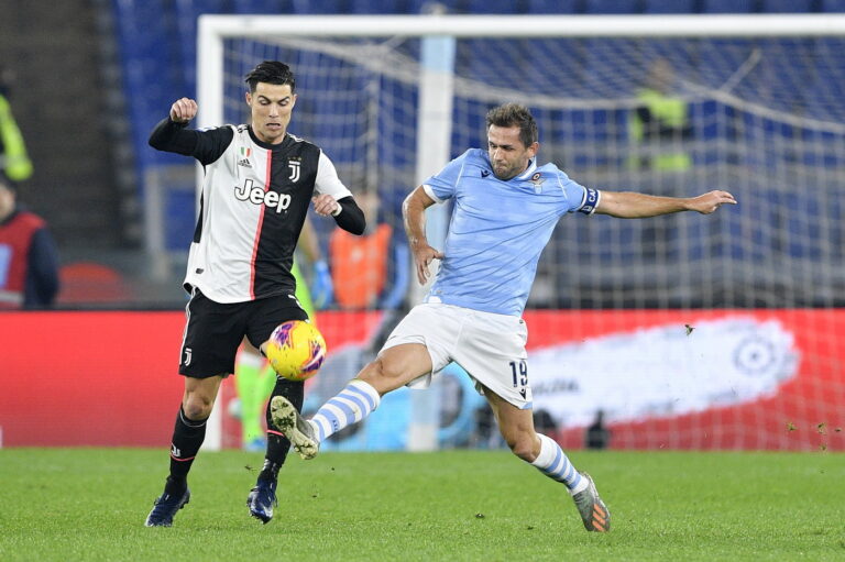 Ideja më e re e UEFA, kampionatet mund të luhen nga maji në korrik