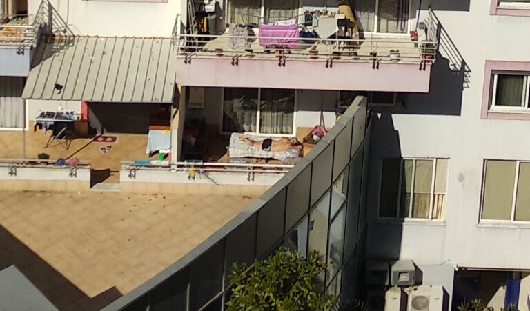 FOTOLAJM/ Karantina në Tiranë, banjë dielli në ballkonin e banesës