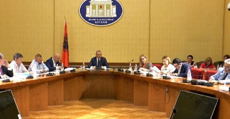 Meta kthen ligjin, hakmerret Rilindja. Nesër zgjat hetimet për Presidentin