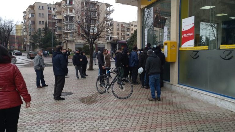 Grumbullime qytetarësh para Postës Shqiptare në Korçë, ndërhyn policia
