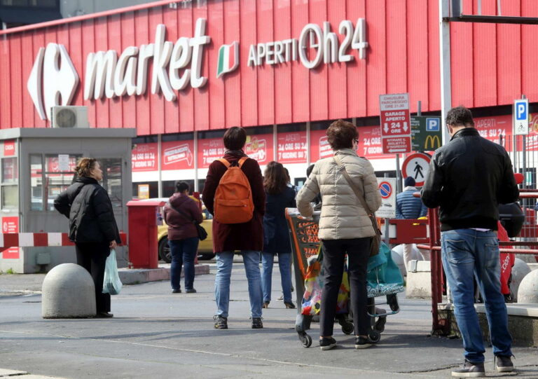 Panik në Itali/ Humbet jetën nga koronavirusi një kasiere në Brescia