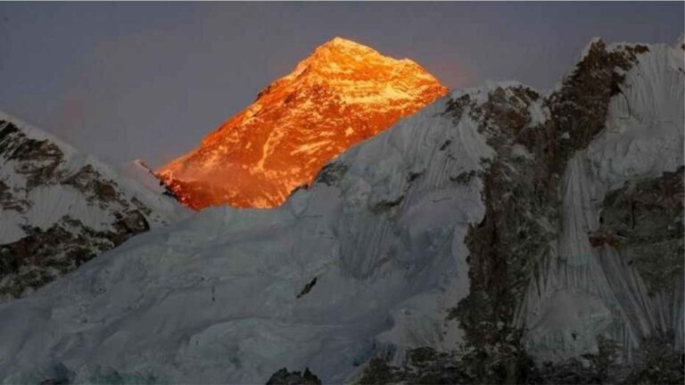 Koronavirusi “prek” dhe malin Everest