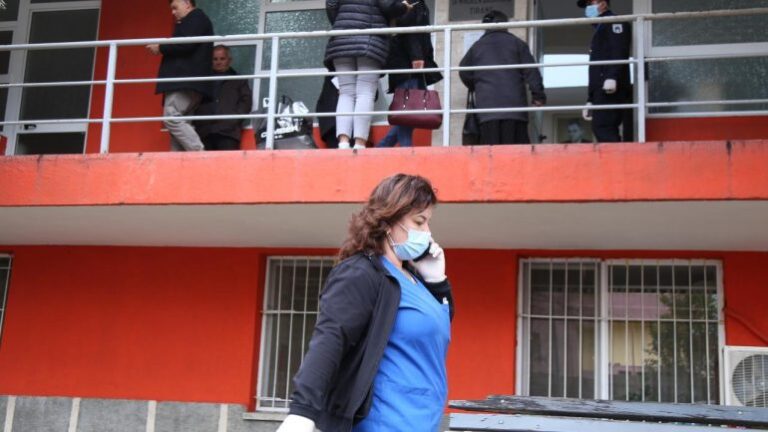 6 mjekë të infektuar në spitalin “Shefqet Ndroqi”, mjekuan pacientin që i erdhën vizitorë nga Italia