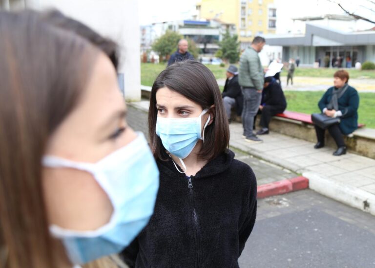 AMA monitoron mediat audiovizive: Kujdesuni për personelin, të ndalohet prezenca e publikut