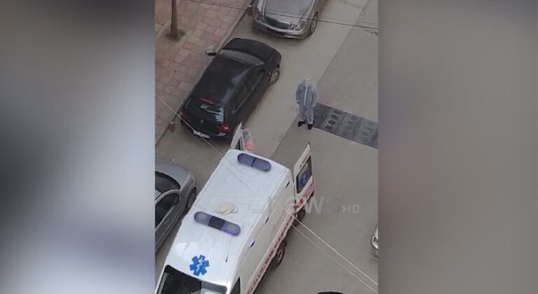 Një rast i dyshuar me COVID-19 në Astir? Familjarët shoqërojnë të sëmurin në ambulancë
