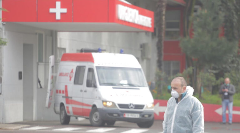 Dyshohen 2 raste me koronavirus në Pogradec, merren mostrat për analiza