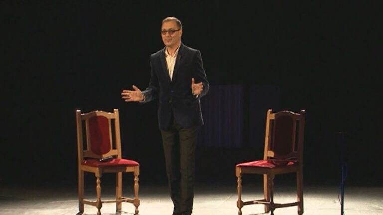 FOTOT/ Adi Krasta në Teatrin Kombëtar, salla mbushet me “200 milionë euro” – “Sjellja e tyre është kopileske”