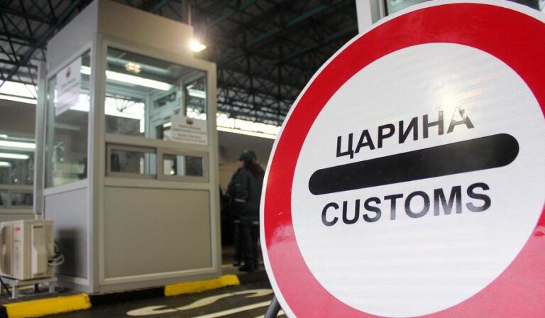 Maqedonia mbyll kufijtë dhe aeroportin e Shkupit