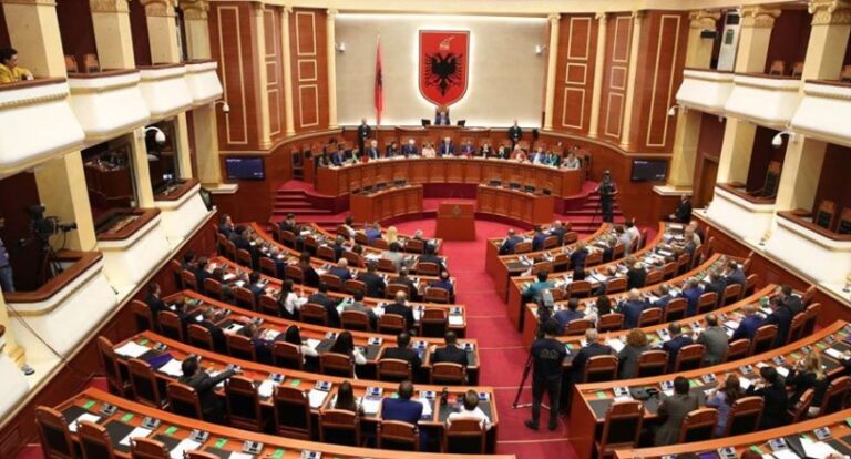 Seancë në kushte ekstreme, ja si janë pozicionuar në sallën e Kuvendit Rama, ministrat dhe deputetët