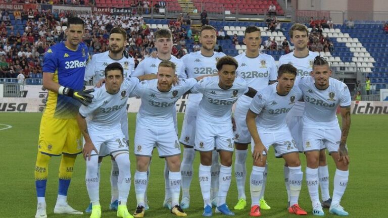 Gjest i madh i futbollistëve të Leeds, heqin dorë nga pagat e tyre